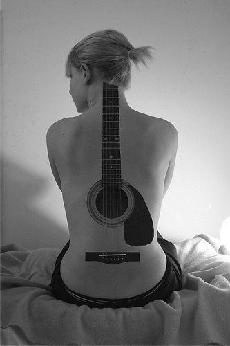 Guitar Tattoo - Very cool! Guitar Tattoo Design, Tattoo Son, Cool Back Tattoos, Sick Tattoo, Guitar Tattoo, Tattoo Zeichnungen, Geniale Tattoos, E Tattoo, Music Tattoo