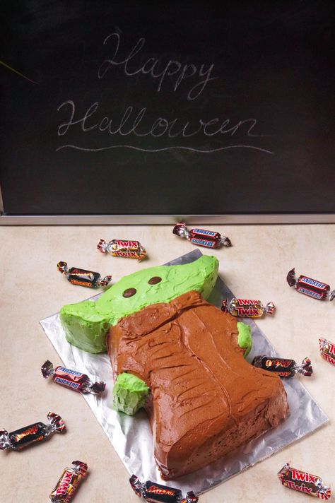 Yoda Cake Ideas Easy, Yoda Cake Tutorial, Yoda Cake Ideas, Baby Yoda Birthday Cake, Yoda Birthday Cake, Baby Yoda Cake, Baby Yoda Birthday, Cake For Halloween, Yoda Birthday