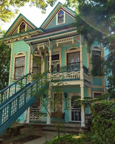 Maximalism House, Gothic Houses, Architecture Victorian, Witchy House, Victorian Exterior, Sunroom Addition, Round Lake, Victorian Style Homes, Turtle Creek