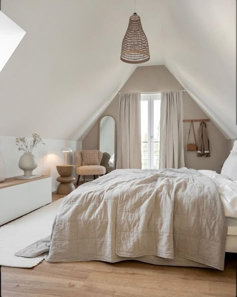 Slanted Ceiling Bedroom, Slanted Walls, Attic Bedroom Designs, Bedroom Redesign, Attic Bedrooms, Loft Room, Attic Rooms, Attic Bedroom, Bedroom Loft