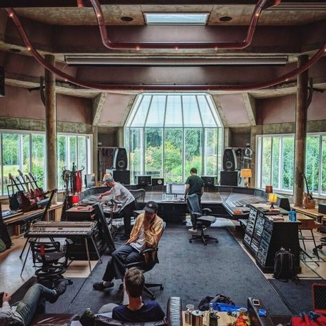 Vintage Recording Studio Aesthetic, Music Battlestations, Music Studio Architecture, Studio Music Room Design, Home Recording Studio Design, Music Practice Room, Music Studio Room Design, Home Music Studios, Music Studio Home