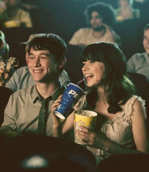 Joseph Gordon-Levitt and Zooey Deschanel portray the characters of Tom Hanson and Summer Finn respectively in the movie "500 Days of Summer"....... Free Movie Sites, Bon Film, Movie Sites, 500 Days Of Summer, 500 Days, Joseph Gordon Levitt, Septième Art, Diane Keaton, The Smiths