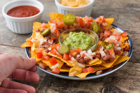 Nachos mexicanos con carne de res, guacamole, salsa de queso, pimientos, tomate y cebolla en plato sobre mesa de madera | Foto Premium Nacho Dips, Nacho Bar Ideas, Nachos In Oven, Ground Beef Nachos, Nacho Recipes, Quick Ground Beef Recipes, Mexican Nachos, Nacho Bar, Nachos Beef