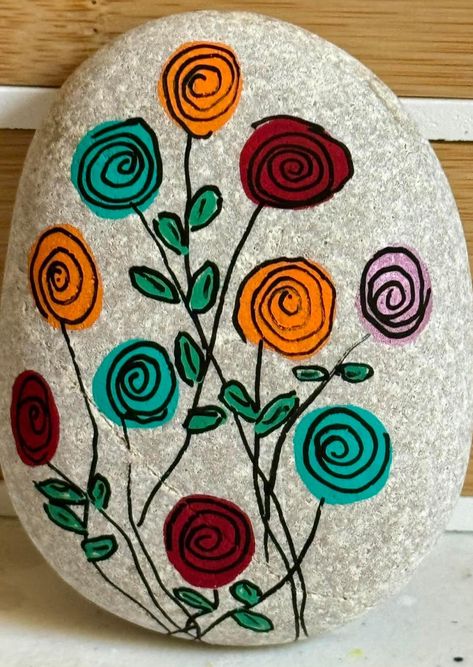 Easy Flower Rock Painting, Flower Stone Painting, Rock Art Flowers, Painting Flowers On Rocks, Rock Painting Designs Simple, Flowers On Rocks, Flowers Painted Rocks, Simple Rock Painting Ideas, Flower Painted Rocks