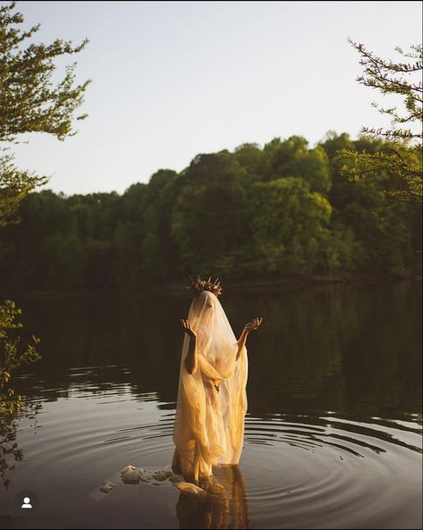 Horror Photography, Lake Photoshoot, Water Shoot, Halloween Photography, Water Nymphs, Surreal Photos, Concept Photos, Portrait Photos, Fantasy Photography