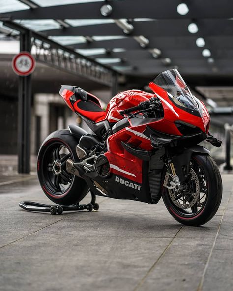 Ducati Panigale V4r, Ducati Motorbike, Cars India, Xe Ducati, Womens Motorcycle Helmets, Ducati Sport Classic, Panigale V4, Custom Sport Bikes, Concept Motorcycles