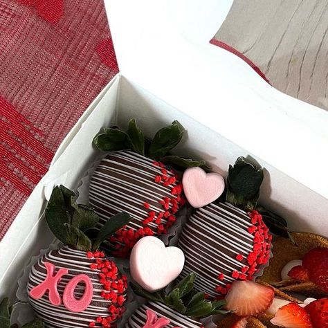 Betty’s Berries Inc on Instagram: "Valentine’s Day is around the corner! Have you placed your order? ♥️ - - - - 🏷 #valentines #valentinesday #valentinesday #valentinebaking #chocolatecoveredstrawberries #cheesecaketacos #cheesecaketaco" Valentine Chocolate Covered Strawberries Ideas, Romantic Chocolate Covered Strawberries, Cool Chocolate Covered Strawberries, One Year Anniversary Chocolate Covered Strawberries, Box Of Chocolate Strawberries, Girlfriend Chocolate Covered Strawberries, Best Friend Chocolate Covered Strawberries, Chocolate Strawberries Box Gift, Chocolate Strawberry Valentines