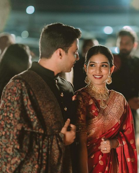 Reception Outfit For Couple Indian, Wedding Reception Look Indian Bride, Sangeet Outfit For Couple, Reception Look Lehenga, Marathi Engagement Look Couple, Saree Reception Look For Bride, Banarasi Saree Bride, Engagement Ceremony Outfits, Newly Wed Indian Bride Look