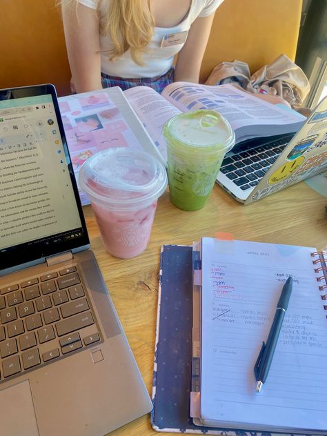 Preppy Studying Aesthetic, College For Teaching, Colorful School Aesthetic, Studying At Starbucks Aesthetic, Summer Study Aesthetic, School Year Aesthetic, Junior Year Aesthetic, Freshman Year Aesthetic, Fun School Aesthetic