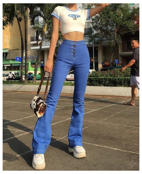 Inverted Triangle Body Shape - Outfit Suggestions Inverted Triangle Body Shape Outfits, Trendy Aesthetic Outfits, Triangle Body Shape Outfits, Inverted Triangle Outfits, Flare Jeans Outfit, Triangle Body Shape, Fits Ideas, Estilo Indie, High Waisted Flare Jeans