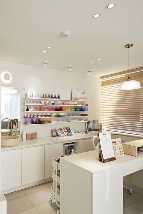 Nail Store Interior Design, Nail Salon Exterior, Nail Shop Decor Ideas, Nail Shop Design, Nail Room Ideas Home, Ideas Decoracion Salon, Nail Room Ideas, Tech Room, Nail Salon Interior Design