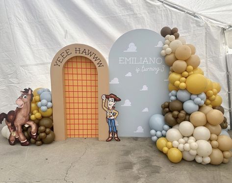 Woody And Jessie Gender Reveal, Toy Story Arch Backdrop, Toy Story Neutral Party, Woodys Roundup Birthday Party, First Birthday Toy Story, Toy Story Balloon Arch, Toy Story Balloon Garland, Woody Birthday Party, Toy Story Birthday Party Decorations