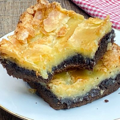 Easy Chocolate Chess Cake (Chocolate Chess Squares) Chocolate Chess Squares, Chess Cake Recipe, Chess Bars, Chess Cake, Chess Squares, Nursing Cake, Lemon Bars Easy, Gooey Butter Cake, Strawberry Shortcake Recipes