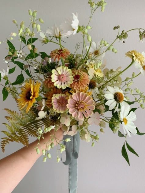 Chloe Liese, Bouquet Champetre, Cut Flower Garden, Wedding Flower Inspiration, Wildflower Bouquet, Wildflower Wedding, Bouquet Of Flowers, Wedding Mood, Arte Floral