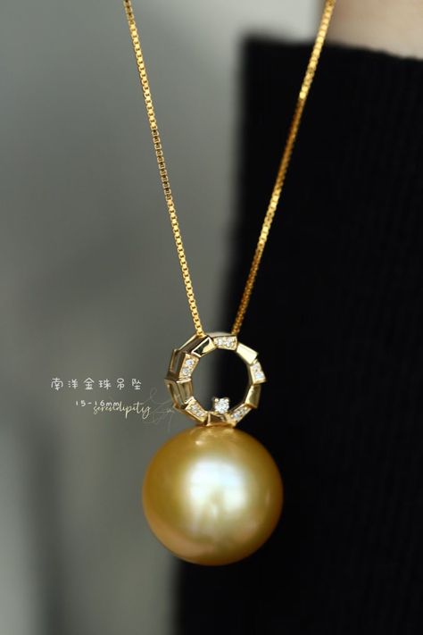 GOLDEN SOUTH SEA PEARL PENDANT 

🌷Size: 14-15mm
🌷Shape: Round 
🌷Overtones: Vivid
🌷Surface: Slightly blemishes 
🌷Lustre: Gorgeous 
🌷Chain: Silver
🌷Stone: Diamond 

📩DM for inquiries 

#goldenpearl #goldensouthseapearl #pearlsupplier #pearlsforgirls #naturalcolor #southseapearl #pearlpendant #diamondpearl #necklaceoftheday Golden South Sea Pearls, Sea Pearl, Chain Silver, South Sea Pearls, South Seas, Pearl Pendant, Large Size, Chain, Stone