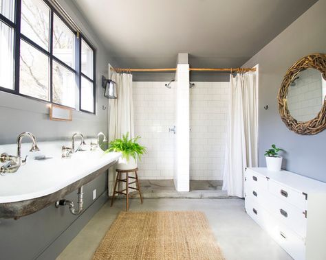 18 Luxury Farmhouse Bathroom Design Ideas - Style Motivation Modern Farmhouse Kids Bathroom, Locker Room Bathroom, Farmhouse Kids Bathroom, Pinterest Background, Modern Farmhouse Bathroom Ideas, Farmhouse Bathroom Mirrors, Farmhouse Bathrooms, Coastal Interior Design, Farmhouse Bathroom Design