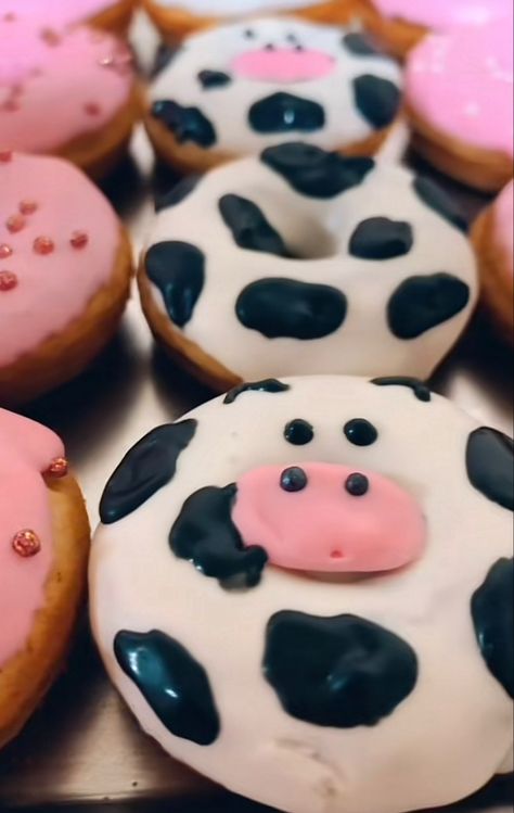 Rancho Party, Cute Doughnut, Cake Mix Donuts, Donut Decorating Ideas, Star Donuts, Milk The Cow, Doughnut Shop, Cute Donuts, Delicious Donuts