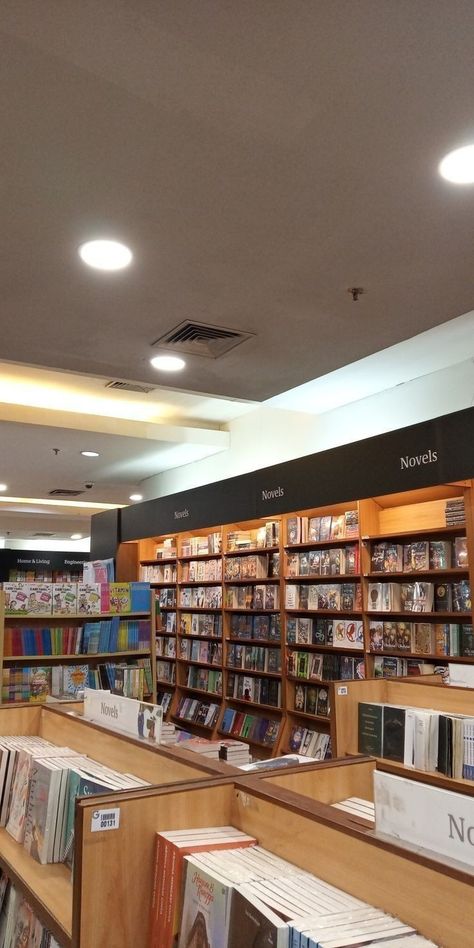 Perpustakaan Aesthetic, Bookstore Design, Learn Computer Coding, Dream Library, Paper Background Design, Library Aesthetic, Desain Signage, Visual Board, Japan Aesthetic