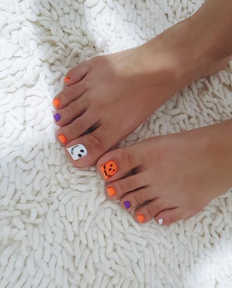 Pink Halloween Pedicure, Toes Nails Halloween, Halloween Toes Nails Design Easy, Fall Themed Toenails, Candy Corn Toenails, Toenail Art Designs Halloween, Toe Nail Designs For Halloween, Holloween Nails Toes, Simple Halloween Toe Nails