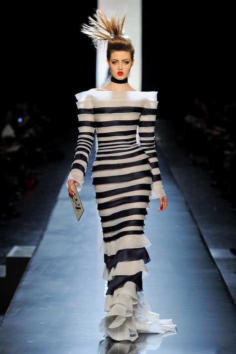 J.P. Gaultier Contrast Fashion Runway, Rhythm Fashion, Runway Fashion Outfits, Quirky Clothes, Movement Pattern, Symmetrical Balance, Crazy Fashion, Casual Attire For Women, Dress Illustration