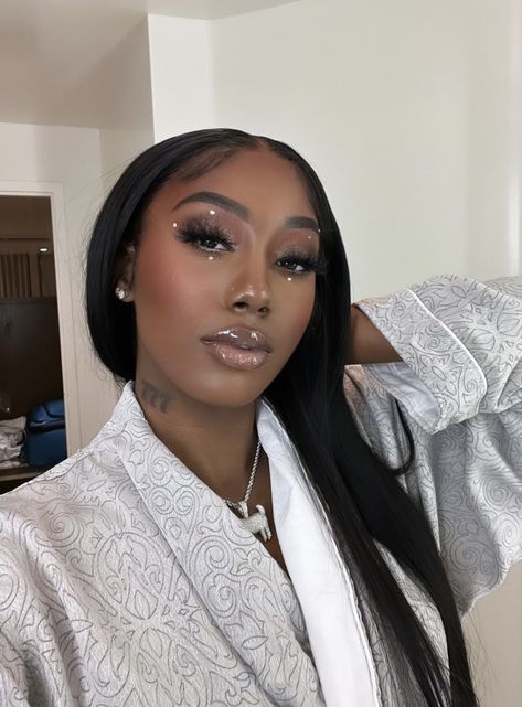 Natural Glam With Rhinestones, Prom Makeup Black Women, Black Queen Makeup, Maquillage Yeux Cut Crease, Brown Girls Makeup, Eyeshadow Ideas, Rhinestone Makeup, Makeup Pictorial, Prom Eye Makeup