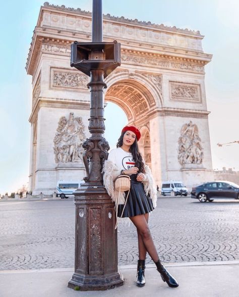 Emily In Paris Photoshoot Ideas, Paris Poses Photo Ideas, Paris Photoshoot Ideas, Paris Poses, Paris Locations, Foto Paris, Paris Ideas, Paris Photo Ideas, Paris Things To Do