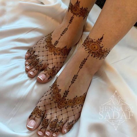 Foot Mehndi Designs, Mehndi Designs Finger, Henna Hand Designs, Foot Mehndi, Inai Pengantin, Leg Mehndi, Foot Henna, Legs Mehndi Design, Bridal Henna Designs