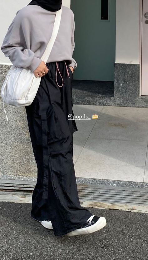 Casual Dress Korean Style, Outfit Hijab Ideas, Parachute Pants Outfit, Celana Kargo, Casual Korean Style, Aesthetic Hijab, Outfit Hijab Casual, Hijabi Outfit, Muslim Outfits Casual