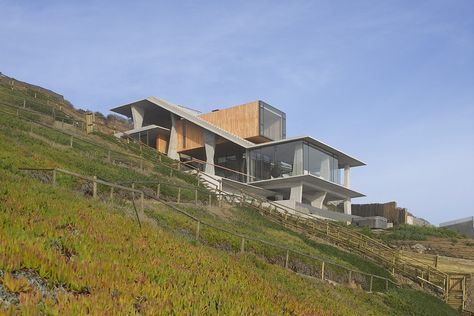 The Ghat House Sits on a Steep Slope Overlooking the Picturesque Pacific Ocean Houses On Slopes, Slope House Design, House On Slope, Sloping Lot House Plan, Terrace Building, Zinc Roof, Vista House, Slope House, Pool House Plans