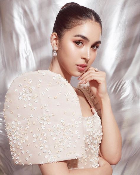 Julia Barretto on Instagram: “🕊 #ABSCBNBall2019 #BBLoveMore” Thighs Dress, Filipiniana Wedding Dress, Rpw Port Girl Aesthetic Korean, Graduation Pose, Julia Barretto, Modern Filipiniana Dress, Filipiniana Wedding, Mid Thigh Dress, Filipino Clothing