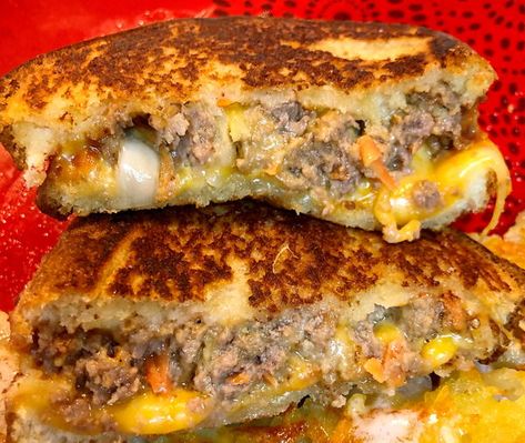 Once you have tried this grilled leftover meatloaf sandwich, you will want to make sure that you make extra in the future. My family just loves this juicy, cheesy, and crispy sandwich as much as they do the meatloaf on the first day. It’s one of those comfort recipes that is so satisfying and simple to make. This particular meatloaf recipe is always a hit at our house. The leftover meatloaf makes a sandwich that is amazing for a quick lunch or dinner. Excite your taste buds with this delicious s Meatloaf Grilled Cheese Sandwich, Meatloaf Grilled Cheese, Meatloaf Leftovers Ideas, Meatloaf Sandwich Leftover, Leftover Meatloaf Ideas, Leftover Meatloaf Recipes, Meatloaf Sandwich Recipe, Sandwich Specials, Meatloaf Side Dishes