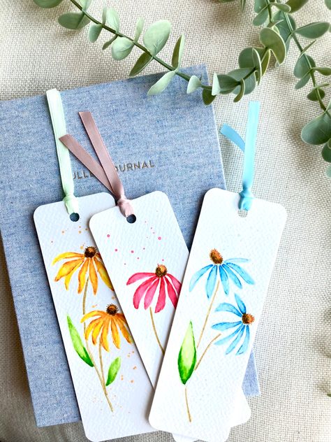 Hand painted. Book accessory. Bookish gifts Summer Bookmarks, Christmas Nature, Painted Daisy, Bookmarks Diy, Paintings Tutorials, Gifts For Book Lovers, Handmade Bookmarks, Minimalist Summer, Daisy Painting