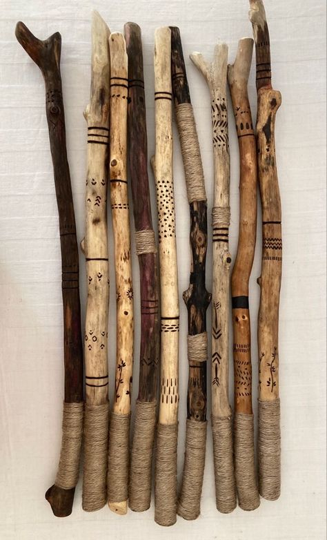 Wood Sticks Decor, Wooden Stick Crafts, Painted Sticks Diy, Wand Making, Garden Art Diy Easy, Driftwood Diy, Driftwood Art Diy, Driftwood Projects, Witch Diy