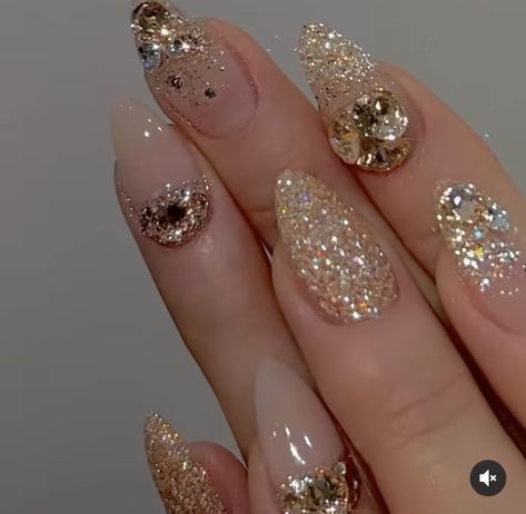 Golden Nails Designs, Nail Art Blanc, Golden Nail Art, Bridal Nails Designs, Golden Nails, Bridal Nail Art, Wedding Nails Design, Nail Art Wedding, Sparkly Nails