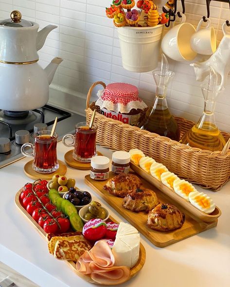 Breakfast Presentation, Aesthetic Breakfast, Turkish Breakfast, Breakfast Platter, Party Food Buffet, Catering Ideas Food, Breakfast Set, Food Displays, Buffet Food