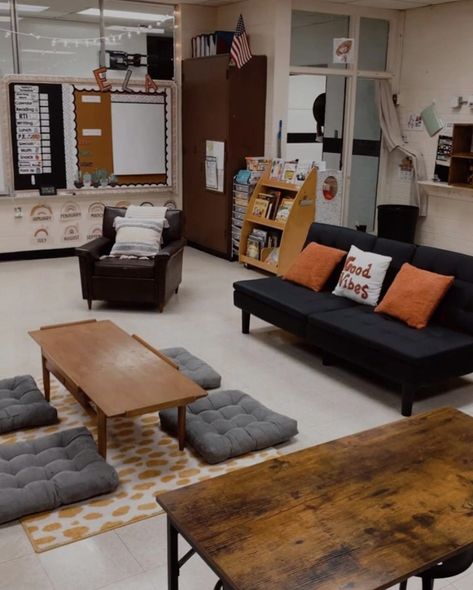 Private School Classroom Design, Kids Classroom Seating, Teacher Calming Room, Living Room Classroom, Classroom Couch Area, Cute Classrooms Highschool, School Work Room Ideas, High School Calming Room, Classroom Flexible Seating Ideas