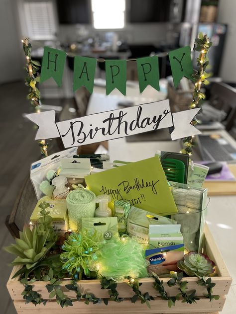 Plant Hampers Gift Ideas, Cactus Gift Box Ideas, Green Birthday Box Ideas For Best Friend, Sage Green Gift Basket Ideas, Green Birthday Basket Ideas, Plant Present Ideas, Green Birthday Gift Baskets, Green Birthday Basket, Green Themed Gift Baskets