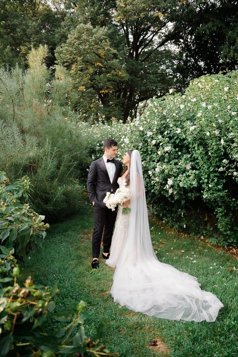 newlywed wedding photos, wedding photo inspiration, wedding photography, light and airy wedding photos, garden wedding photos, romantic wedding photography, classic wedding portraits, brooklyn botanic garden wedding Wedding Photos Backyard, Green Wedding Photos, Wedding Photos In Garden, Wedding Photo Ideas Garden, Wedding Outdoor Photoshoot, Park Wedding Photography, Wedding Photography Garden, Botanic Garden Wedding, Wedding Photos Garden