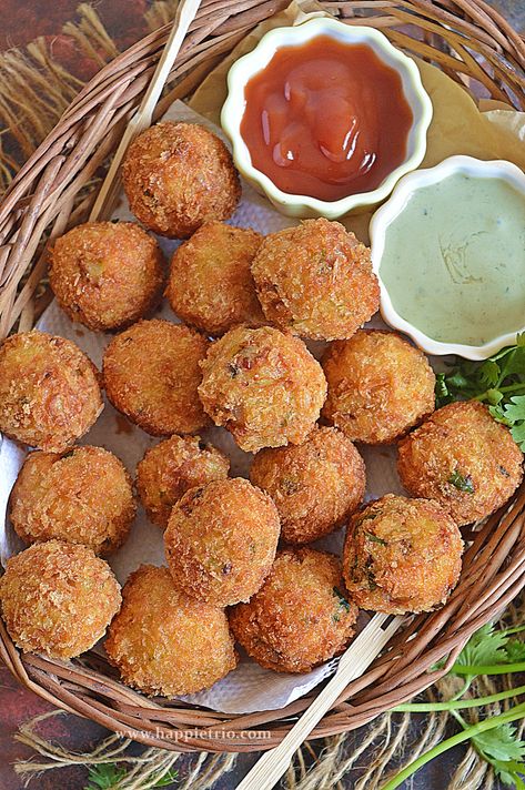 Crispy Chicken Poppers with Potato Chicken Fried Potatoes, Crispy Potato Balls, Crispy Potato Bites, Chicken Poppers, Chicken Balls, Chicken Snacks, Poppers Recipe, Stuffed Potato Balls, Potato Bites