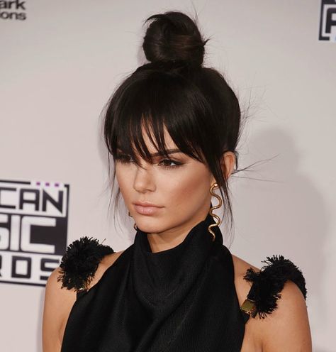 Celebrity Makeup Transformation, Kendall Jenner Hair, Knot Bun, Top Knots, Top Knot Hairstyles, Short Hair Updo, Celebrity Makeup, Winter Hairstyles, Hair Envy