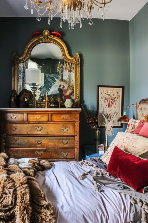 Red And Green Bedroom Aesthetic, New Orleans Aesthetic Interior Bedroom, Eclectic Bedroom Vintage, Boho Vintage Bedroom, Vintage Eclectic Bedroom, Boho Victorian Decor, Burnt Orange Accents, Eclectic Bedroom Ideas, Eclectic Decor Vintage