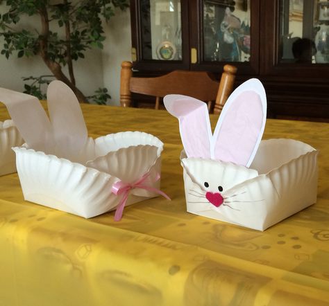 Bunny baskets for Easter made from paper plates. Bunny Basket Diy, Easter Basket Crafts, Easter Bunny Basket, Easter Bunny Crafts, Front Porch Christmas Decor Ideas, Porch Christmas Decor Ideas, Porch Christmas Decor, Front Porch Christmas, Christmas Decor Ideas Diy