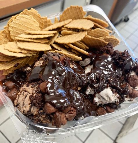 Ice Cream Cone Ideas, Loaded Ice Cream, Ice Cream Nachos Recipe, Ice Cream Nachos, Double Chocolate Ice Cream, Snowcone Stand, Donuts And Ice Cream, Chocolate Soft Serve Ice Cream, Tasty Churro Ice Cream Bowls