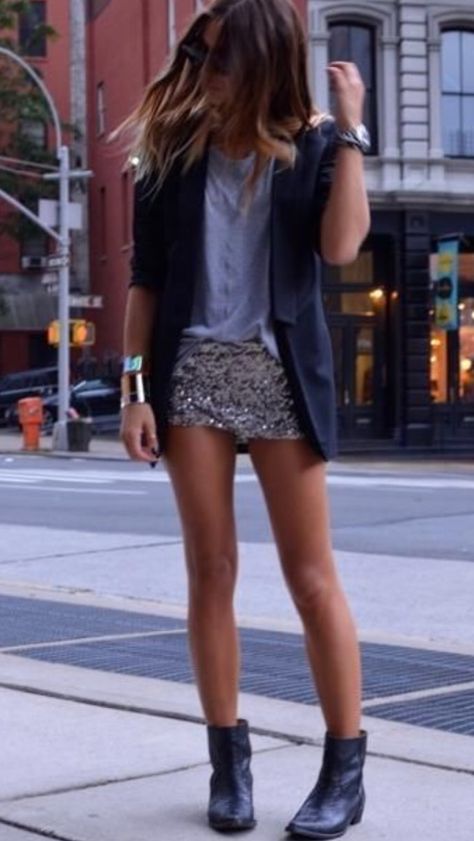 Sparkly Skirts, Sequin Skirt Outfit, Mode Rock, Sparkly Skirt, Paris Mode, Eve Outfit, Summer Outfit Ideas, Miniskirt Outfits, New Years Eve Outfits