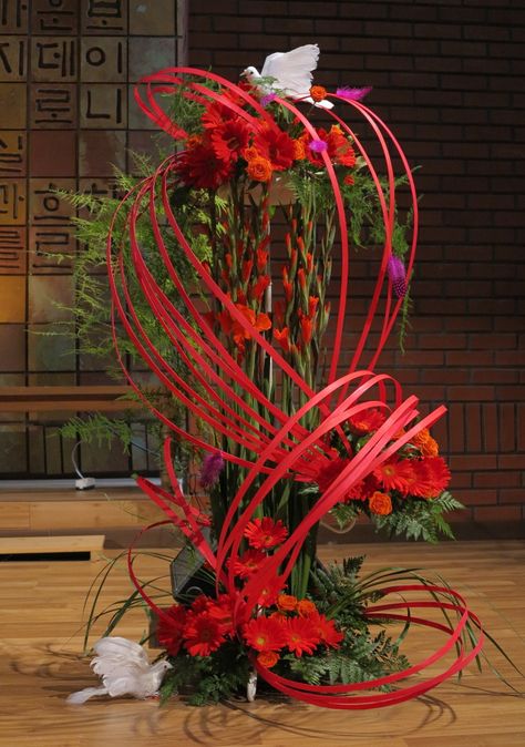 Ikebana Wedding, Purple Flower Arrangements, Arreglos Ikebana, Ikebana Flower, Large Flower Arrangements, Floral Art Design, Church Flower Arrangements, Ikebana Flower Arrangement, Fire Flower