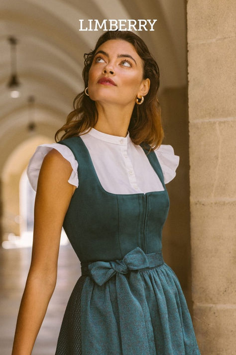 Dirndl in Petrol für dein Frühlingsfest 2024: Tauche ein in die Welt der Eleganz mit unserem Dirndl “Julie Dark Teal”  aus hochwertigem Velours. Entdecke jetzt auf www.limberry.de. unsere neue Kollektion “Sublime” und lass dich verzaubern.  #dirndl #frühlingsfest #velours #dirndlliebe #damentrachten #tracht #trachtentrends #petrol #limberry Dirndl Aesthetic, Dirndl Outfit, Trends 2025, Dirndl Dress, 2024 Style, Summer Suits, Dark Teal, Vintage Costumes, Dress To Impress