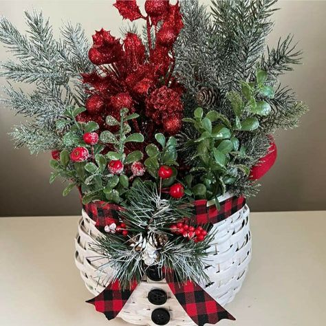 Basket Christmas Decorations, Basket Decor For Christmas, Christmas Decor Basket Ideas, Christmas Basket Decoration Ideas, Evergreen Centerpieces, Christmas Basket Decor, Buffalo Check Christmas Decor, Christmas Florals, Winter Arrangements