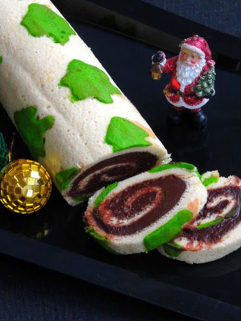 Christmas Tree Patterned Swiss Roll Cake Apple Cake Roll, Pattern Swiss Roll, Christmas Swiss Roll, Vanilla Swiss Roll Recipe, Easy Holiday Baking, Swiss Roll Cakes, Traditional Christmas Food, Patriotic Cake, Fresh Bread Crumbs