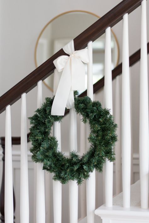 Christmas Stairs Decorations, Christmas Staircase Decor, Christmas Stairs, Christmas Staircase, Diy Jul, Staircase Decor, Traditional Christmas Decorations, Festival Diy, Have Inspiration