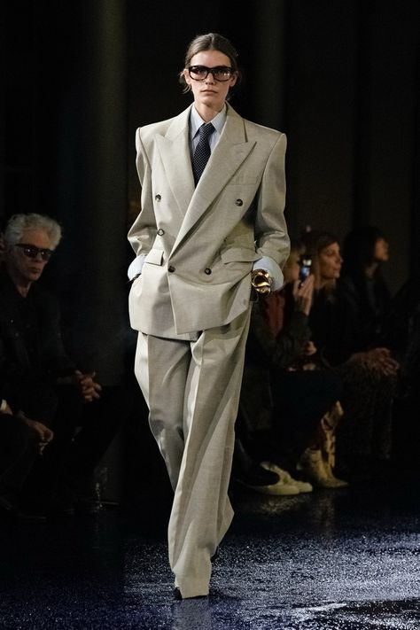 Saint Laurent Spring 2025 Ready-to-Wear
https://www.vogue.com/fashion-shows/spring-2025-ready-to-wear/saint-laurent/slideshow/collection#9 Aryton Senna, Menswear Women, High Fashion Outfits, Woman Suit Fashion, Top Design Fashion, Saint Laurent Paris, Spring Fashion Trends, Fashion People, Suit Fashion